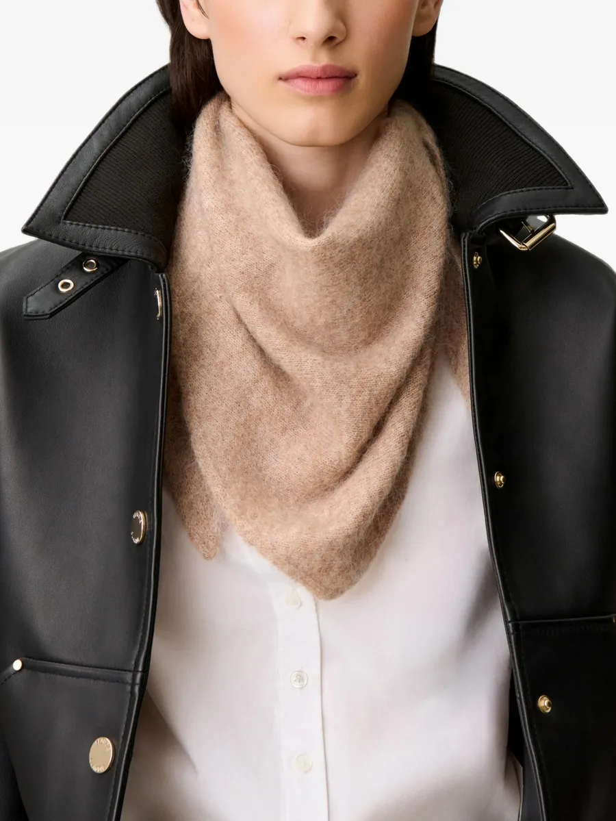 triangular knitted scarf 3