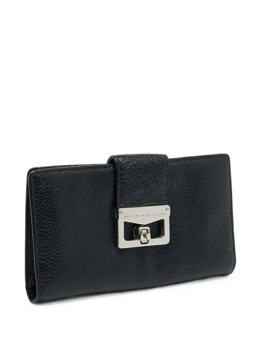 turn-lock flap wallet 3