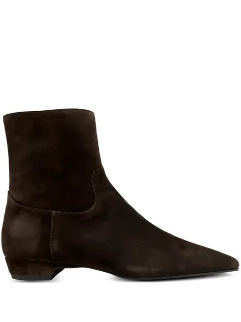 pointed boots