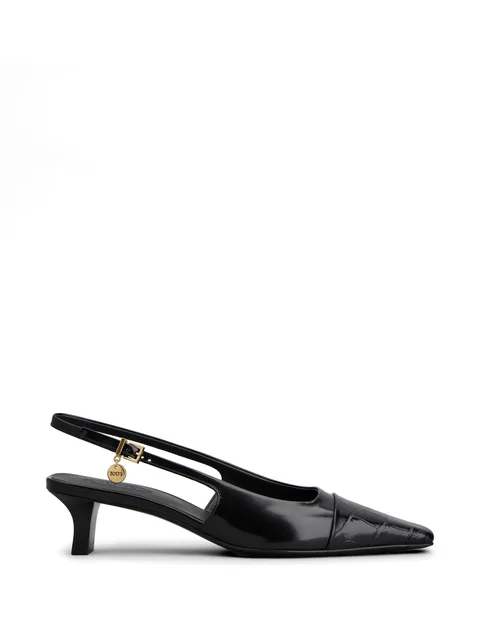 buckle-charm pumps